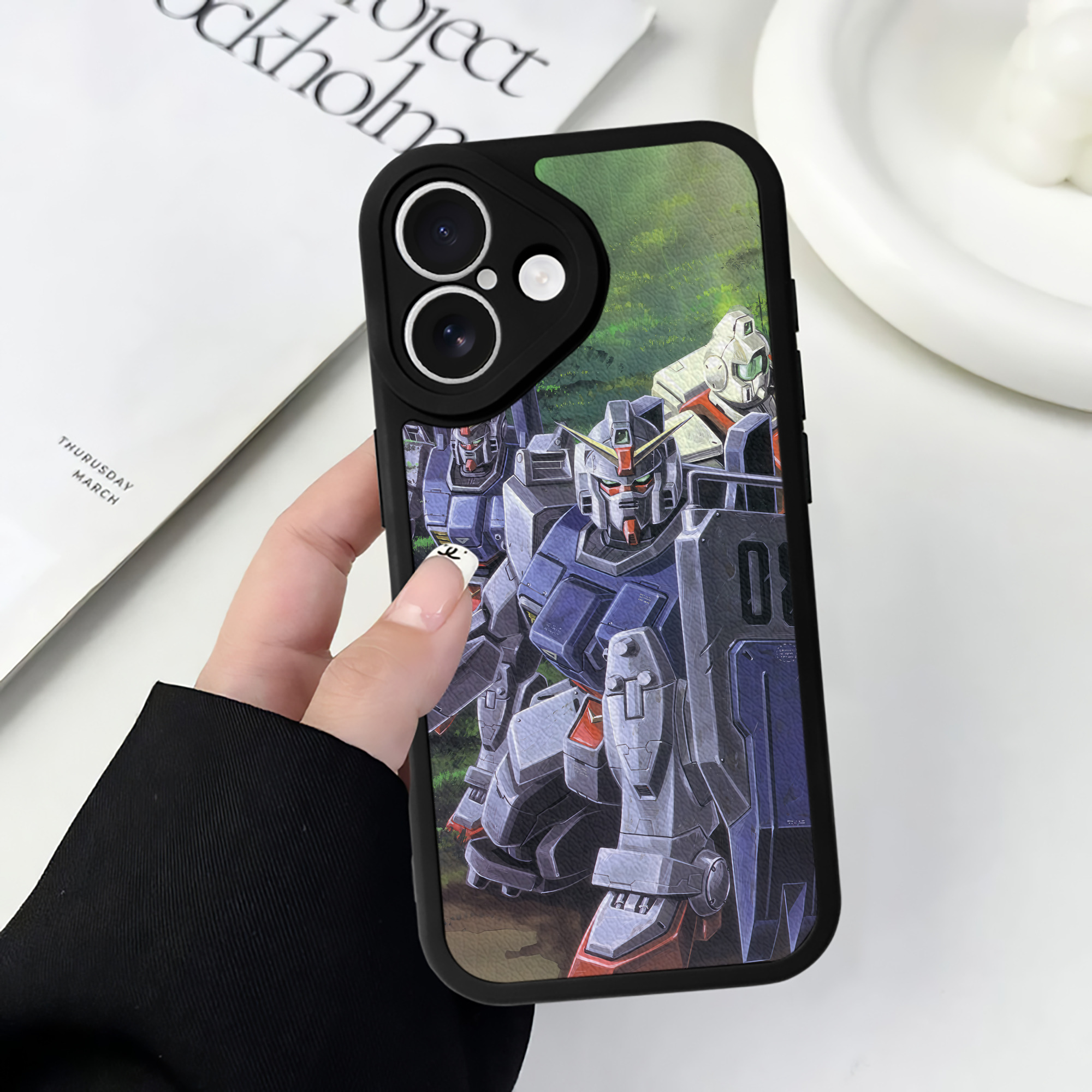 （画像用） 機動戦士ガンダム Mobile Suit Gundam 【iPhone 16シリーズ対応】シリコンスマホケース（レザー調） 材質：シリコン